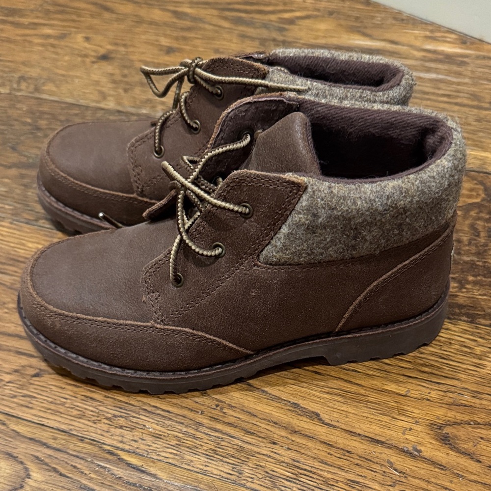 UGG Kids Brown Lace-Up Ankle Boots (size 2)